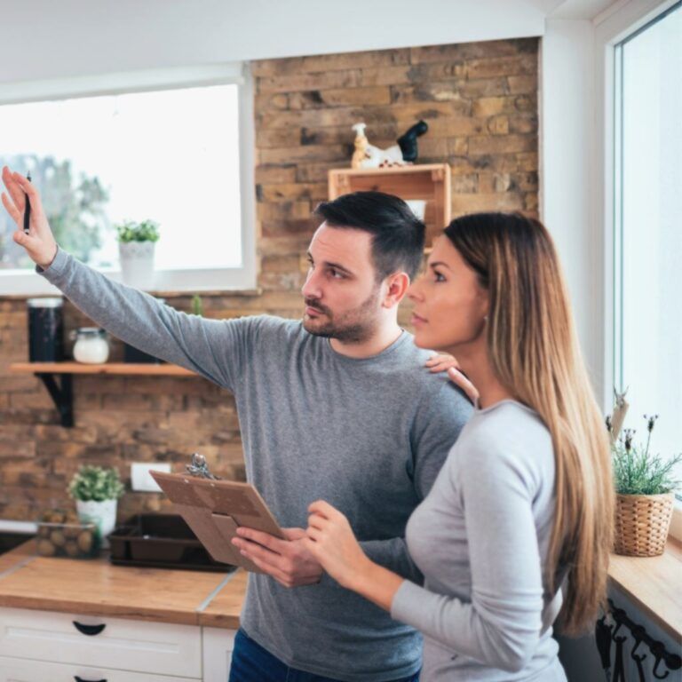 Asesor experto en diseño de cocinas mostrando opciones a una clienta en Illescas.
