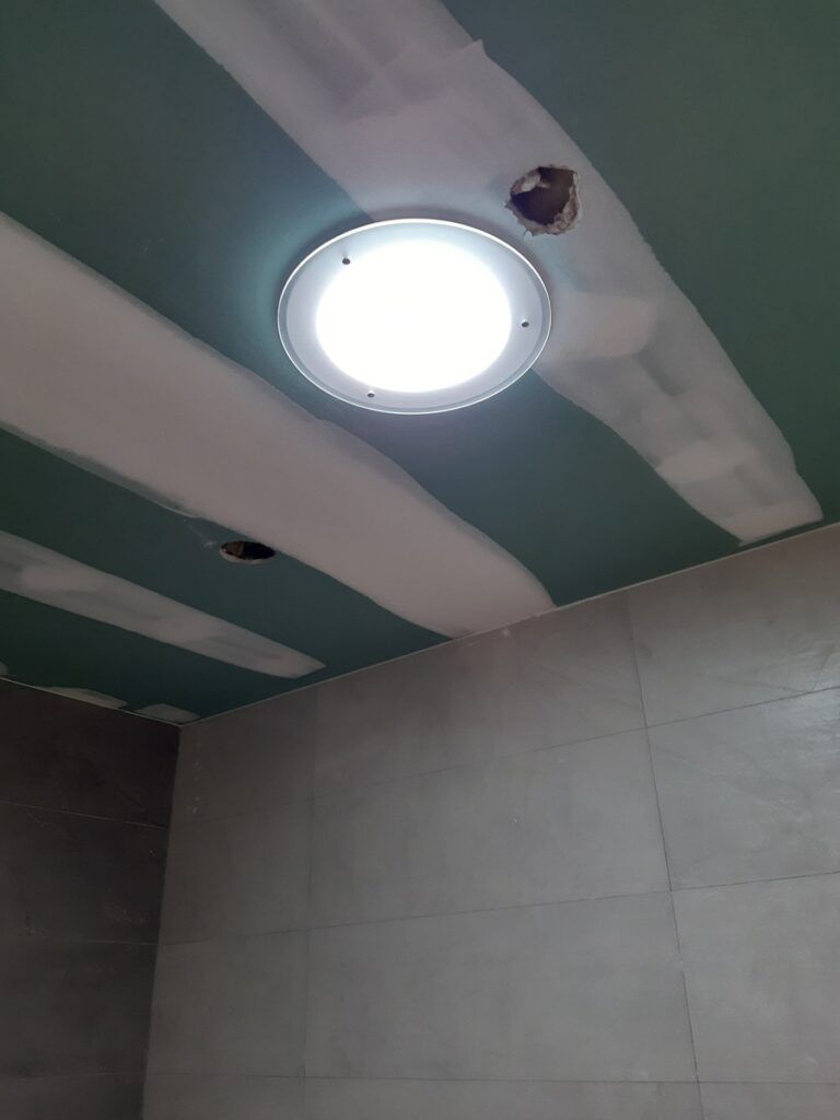 Instalación de un tubo solar en un baño