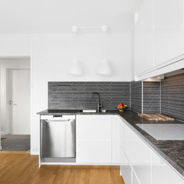 Render en 3D del diseño de una cocina moderna para un proyecto de reforma en Illescas.