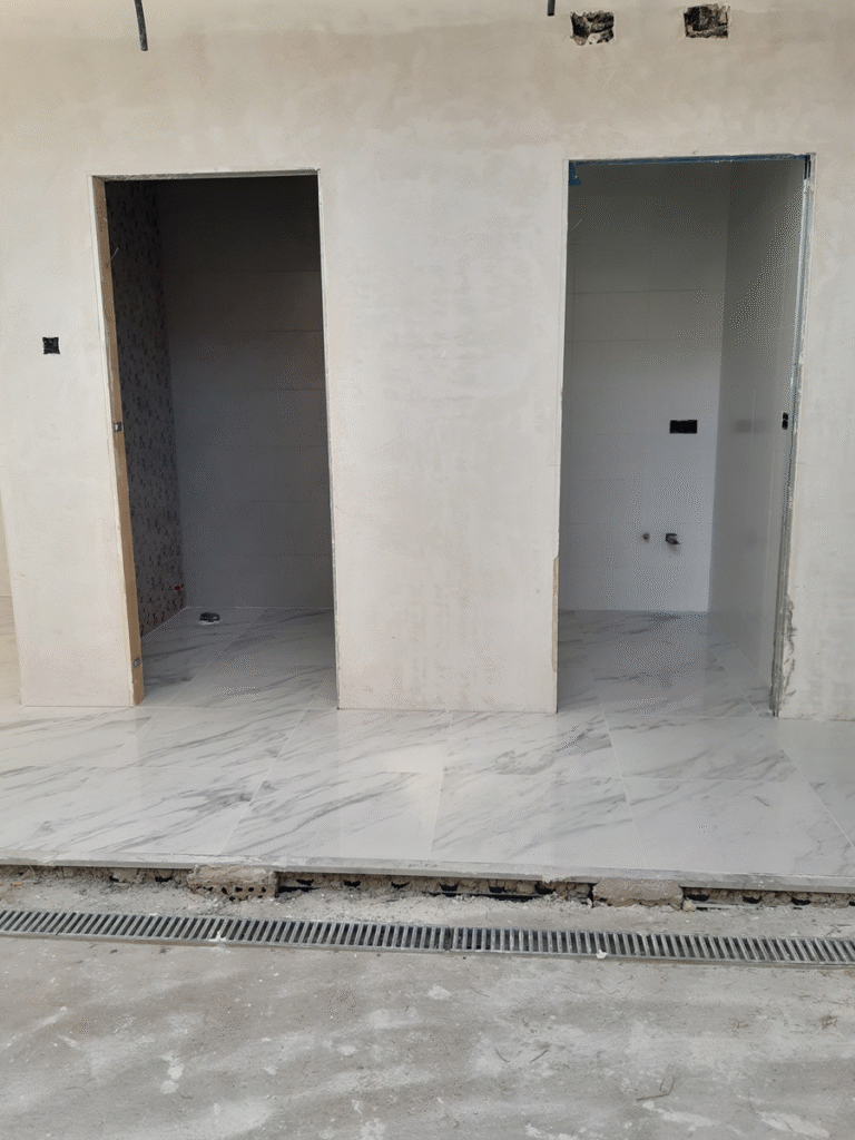 Limpieza de baño en proceso de reforma en Illescas