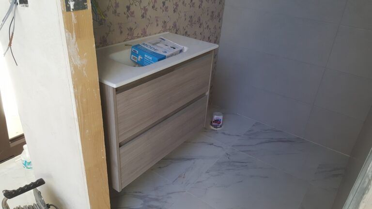 Instalación mueble de baño en proceso de reforma en Illescas