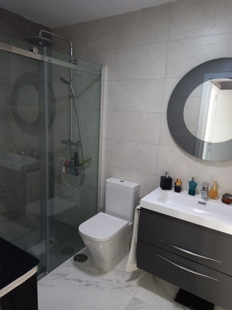 Baño reformado completamente con mampara en Illescas