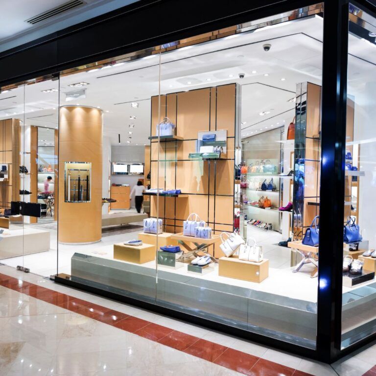 Escaparate reformado de una tienda de bolsos y complementos en un centro comercial de Leganés, zona sur de Madrid.