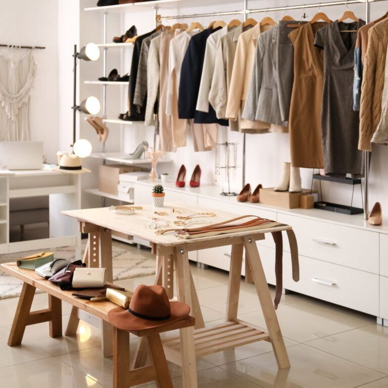 Reforma de tienda de ropa en Illescas, con nueva distribución, iluminación LED y mobiliario moderno para mejorar la experiencia de compra.