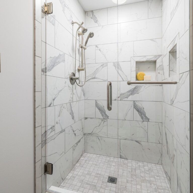 Baño en Illescas con azulejos y suelo en mármol tras el cambio de bañera por plato de ducha