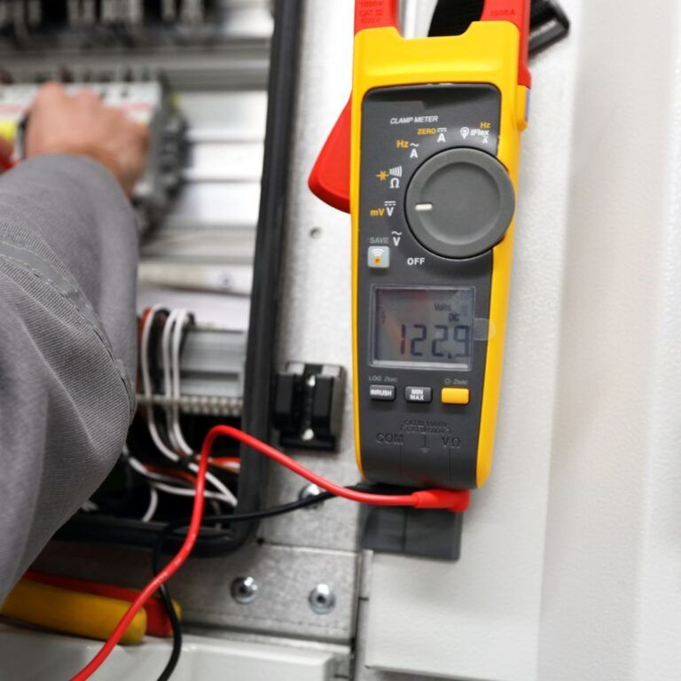 Electricista comprobando cuadro eléctrico con pinza amperimétrica en Illescas