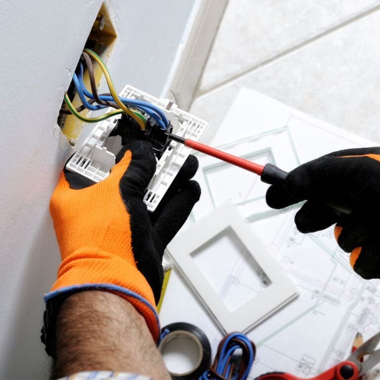 Electricista instalando un enchufe en Illescas