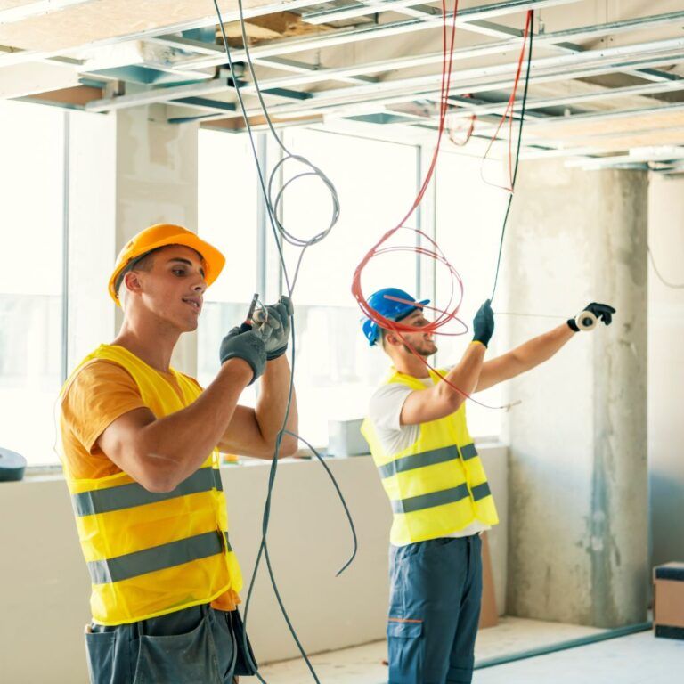 Electricistas en Illescas instalando cables en una obra