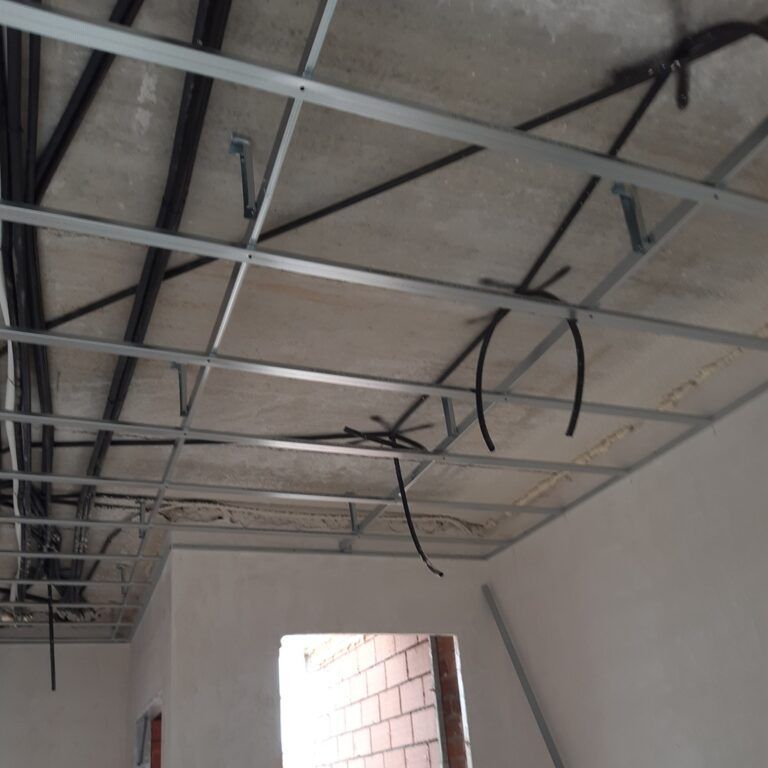 Montaje de perfilería metálica para instalar techo de pladur en Illescas