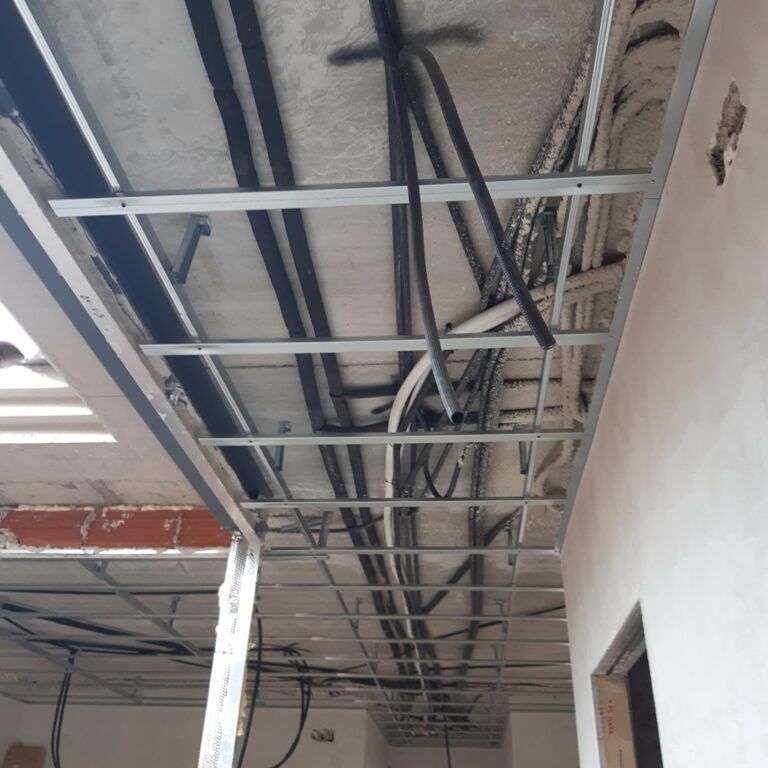 Canalización para electricidad integrada en techo de pladur