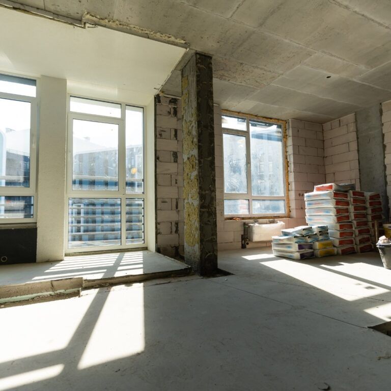 Reforma de salón en piso de Illescas con suelos y paredes en obra