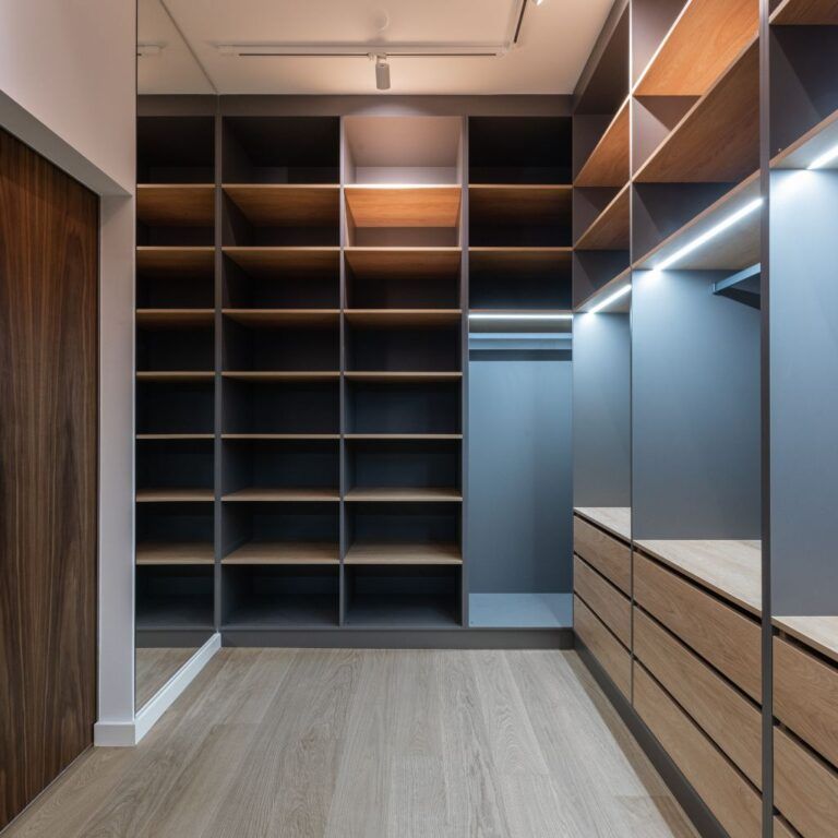 Armario interior modular oscuro con luces incorporadas en Illescas