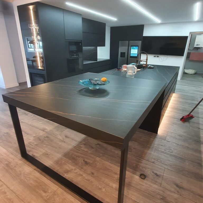 Cocina moderna, con mesa integrada en la peninsula