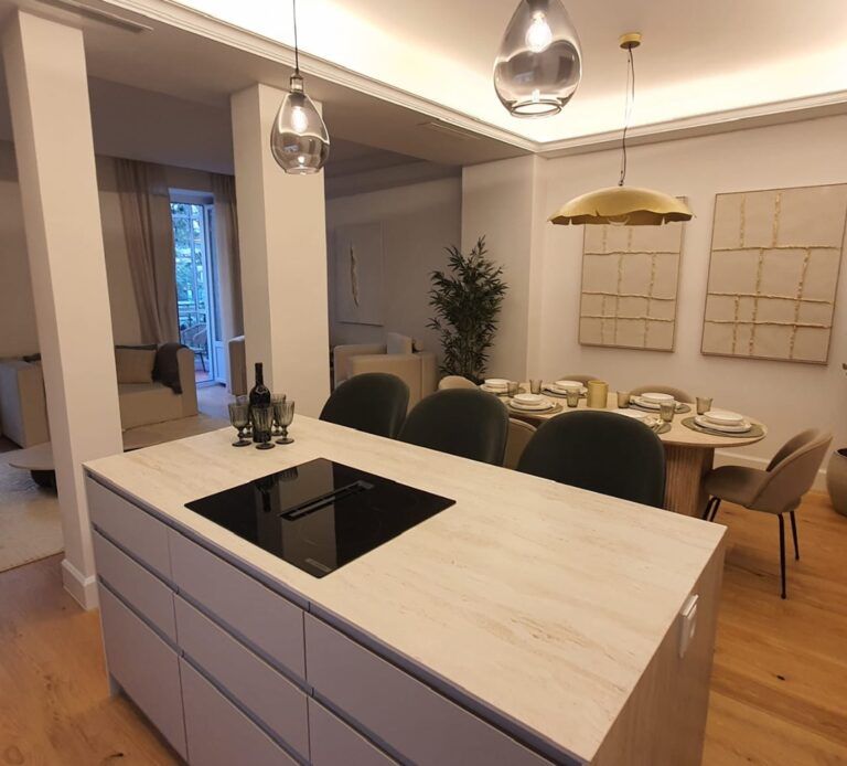 Cocina con isla, muebles claro con tirador uñero