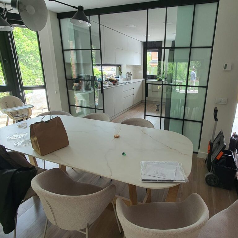 Cocina separada del comedor por puertas de cristal